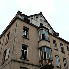 Obraz premium Old building with broken windows