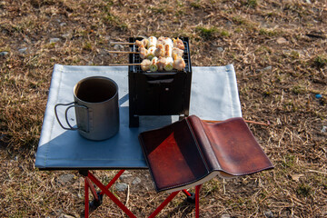 炭火で焼き鳥を焼く風景　読書とウィースキー