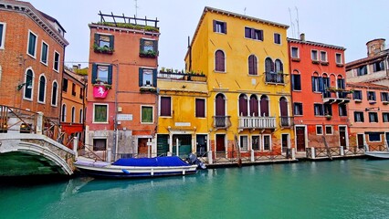 Obraz premium typical canals streets venice italy green water red brick houses magical corners gondola