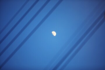 풍경사진 - 반달과 전기줄