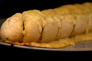 Kräuterbaguette/Knoblauchbaguette mit Käse überbacken