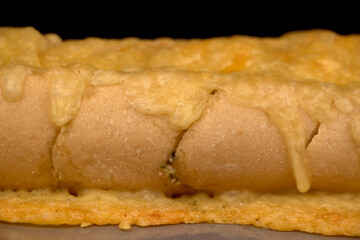 Kräuterbaguette/Knoblauchbaguette mit Käse überbacken