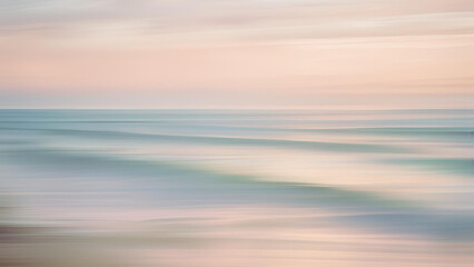 Obraz premium An out-of-focus sky and ocean exhibit a blurred motion as they pan across the scene