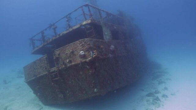buceando y explorando un naufragio en el fondo del mar