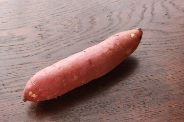 木の机の上のさつまいも