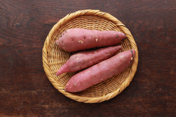 ざるに入ったさつまいも