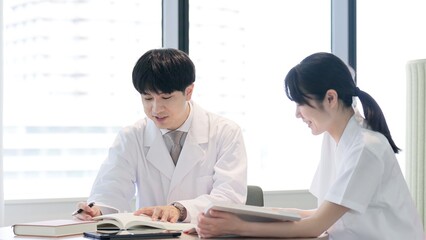 医療の勉強をする医師と看護師