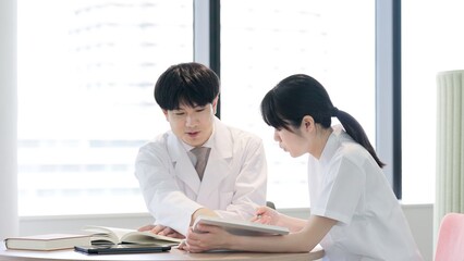 医療の勉強をする医師と看護師