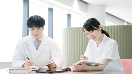 医療の勉強をする医師と看護師