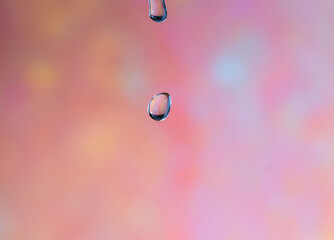 連なって落下する水滴