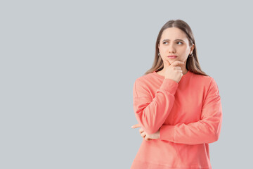 Obraz premium Thoughtful woman on grey background