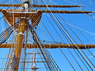 Obraz premium Ropes stretched across the masts of an old ship