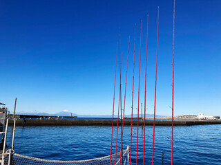 遠くの富士山に赤い釣竿