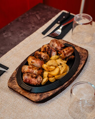 carne salsiccia e patate al forno