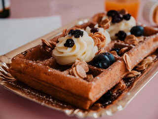 waffle con palline di gelato