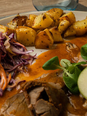 carne, patate e salsa