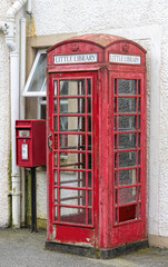 Obraz premium Red mailbox and telephone booth in Scotland