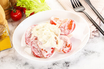 Salad with sliced tomato and stracciatella