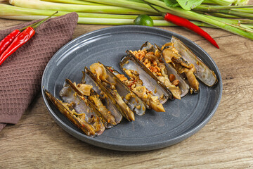 Steamed razor mollusk with lemongrass