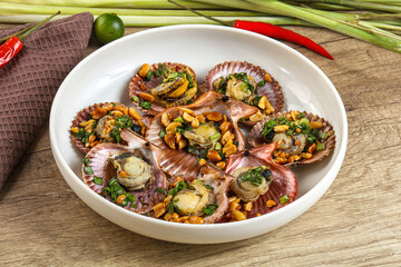 Baked scallops with scalion oil