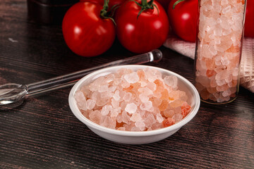 Rose pink Himalai salt in the bowl