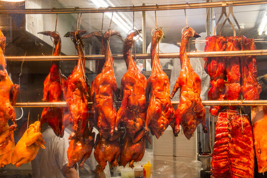  Patos de piel bronceada por el proceso de preparaci&oacute;n colgados y expuestos en una ventana al p&uacute;blico. Pato estilo canton&eacute;s en el restaurante Green Garden Village en la ciudad de Nueva York, USA.