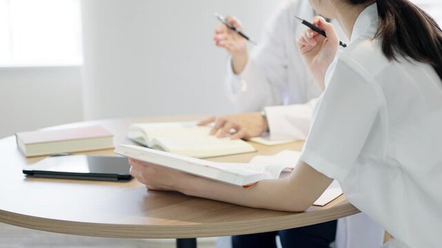 医療の勉強をする医師と看護師