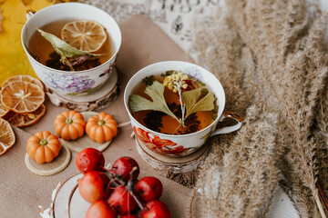 Cozy autumn vibes with herbal tea, dried citrus slices, and seasonal decor – a perfect setting for relaxation and warmth.