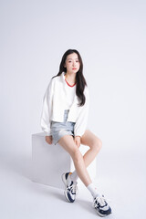 カジュアルな服装をした若い女性のスタイリッシュなポートレート