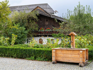 Polz´n Kaspar Haus, Bauerngarten, Brunnen,  Garmisch, Garmisch-Partenkirchen, Oberbayern, Bayern, Deutschland, Europa