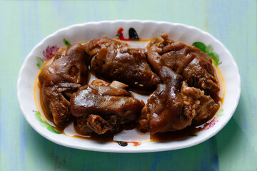 red braised pig trotters