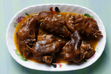 red braised pig trotters