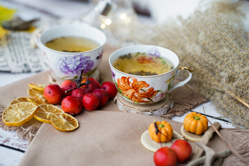Cozy autumn vibes with herbal tea, dried citrus slices, and seasonal decor – a perfect setting for relaxation and warmth.