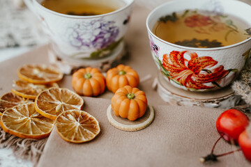 Cozy autumn vibes with herbal tea, dried citrus slices, and seasonal decor – a perfect setting for relaxation and warmth.