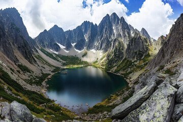 Obraz premium Breathtaking mountain landscape with serene lake and rocky terrain Generative Ai