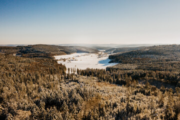 Verschneite Winterlandschaft im Odenwald bei schönem sonnigen Wetter