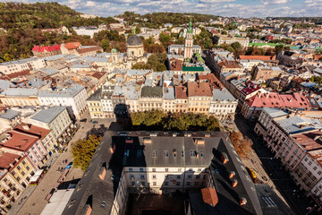 Obraz premium A city view from above with a large building in the center