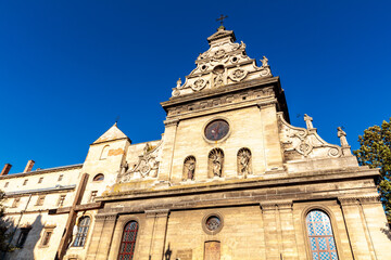 Fototapeta premium A large building with a steeple and a clock tower