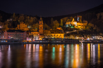 Obraz premium Miltenberg bei Nacht im Winter mit Lichtspiegelung im Main