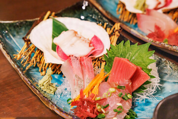 居酒屋の宴会料理で出る刺身の盛り合わせ