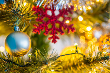 Zbliżenie na Świąteczne Dekoracje na Choince