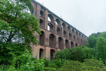 Fototapeta premium Detailaufnahmen der Göltzschtalbrücke: Ein Meisterwerk aus Ziegeln.