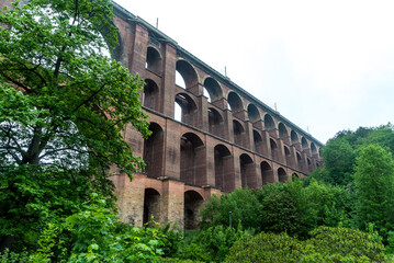 Fototapeta premium Detailaufnahmen der Göltzschtalbrücke: Ein Meisterwerk aus Ziegeln