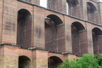 Architektur im Fokus: Die Bögen der Göltzschtalbrücke bei schlechtem Wetter