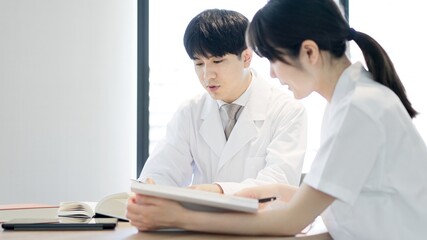 医療の勉強をする医師と看護師