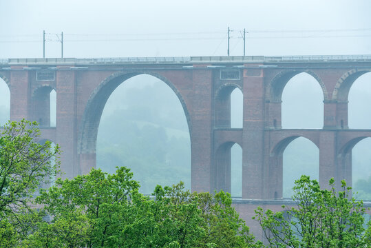 Ein regnerischer Tag an der G&ouml;ltzschtalbr&uuml;cke: Deutschlands Ziegelbr&uuml;cken-Ikone