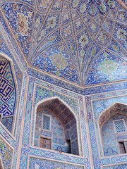 ウズベキスタンのサマルカンドのレギスタン広場のモザイクタイル