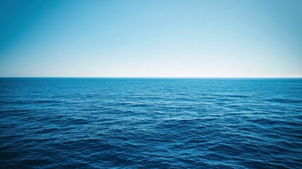 Obraz premium Calm blue ocean with a clear horizon and serene sky