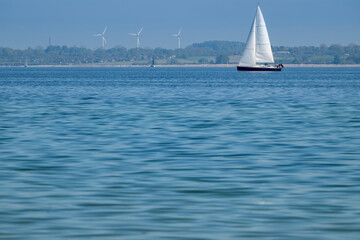 Segelboot auf der Ostsee in der Eckernförder Bucht, Schleswig-Holstein, Deutschland