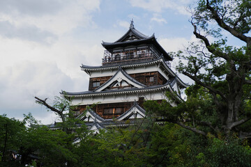 Atemberaubender Blick auf das Osaka-Schloss, umgeben von üppigem Grün und Bäumen, wunderschönes japanisches Wahrzeichen, ruhige Landschaft